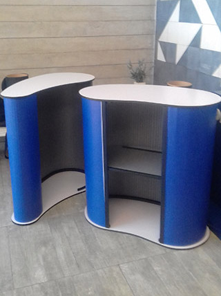 modulo con mesa de madera